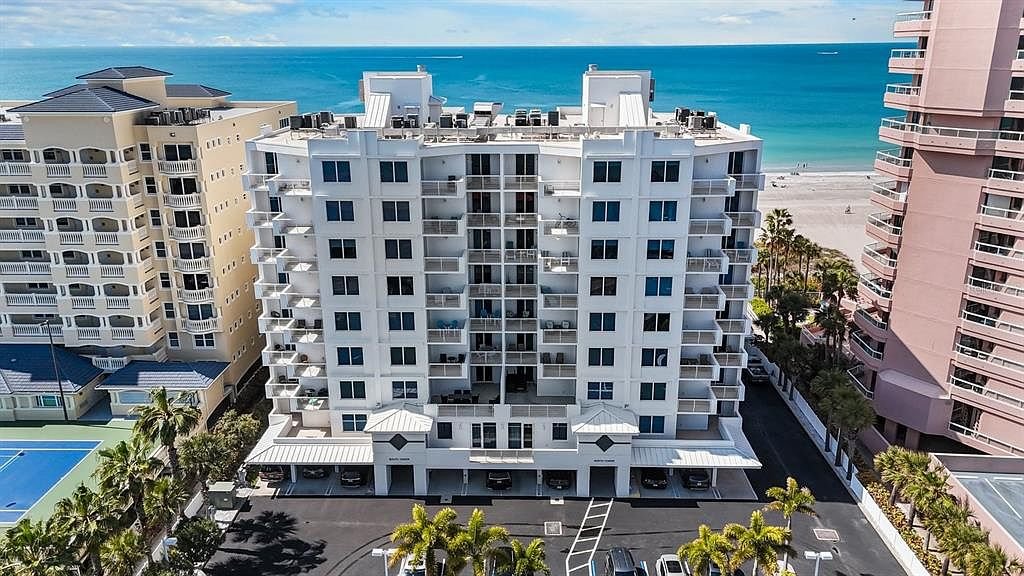 Gulf-front penthouse with poolside cabana