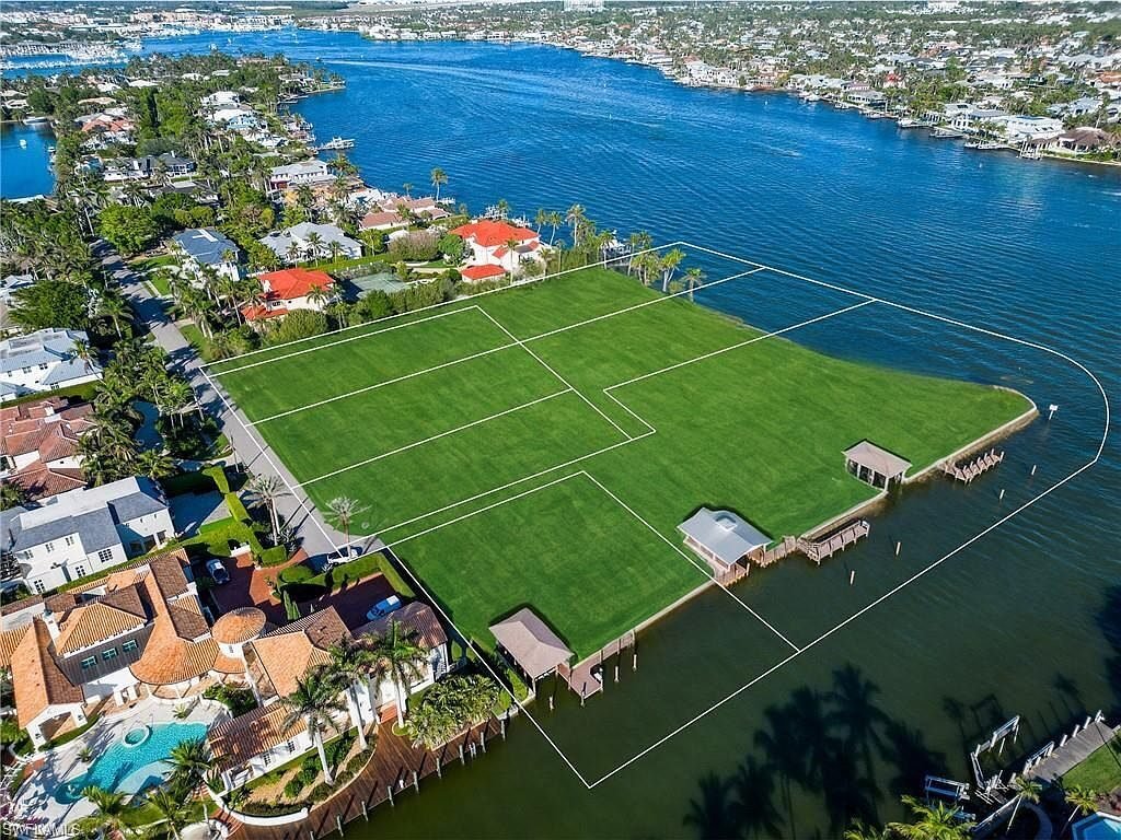 Waterfront assemblage of seven lots