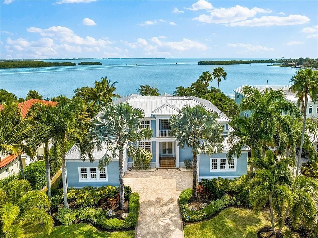 Bayfront villa with deep-water dock