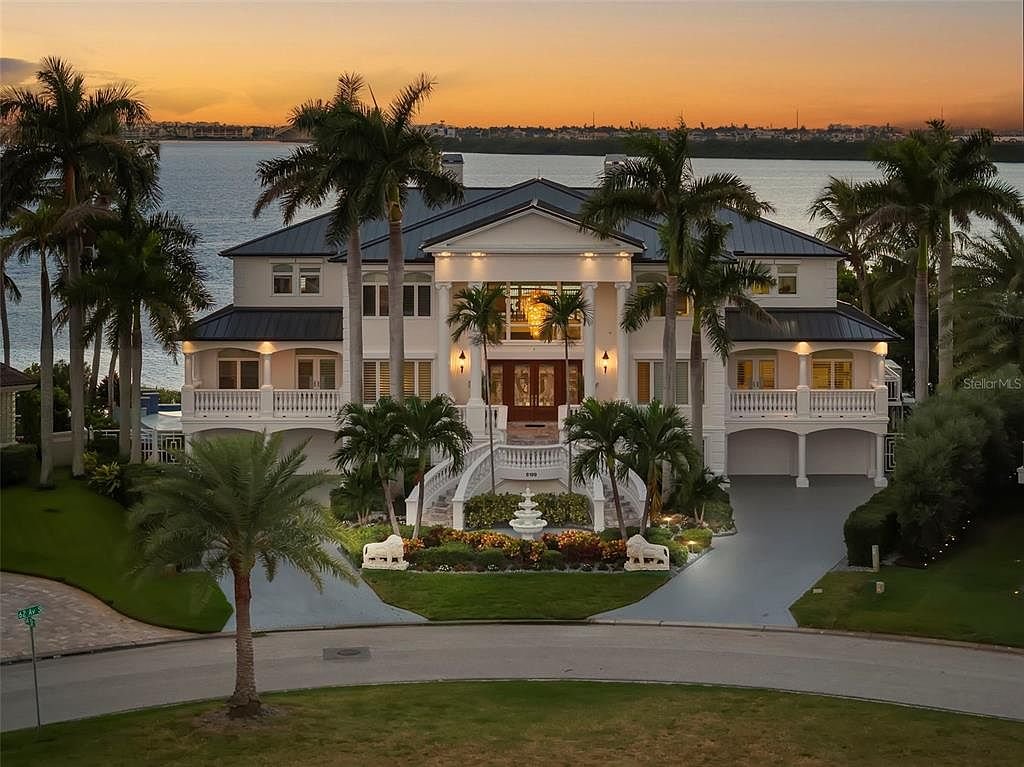 Point-lot estate with vast balconies