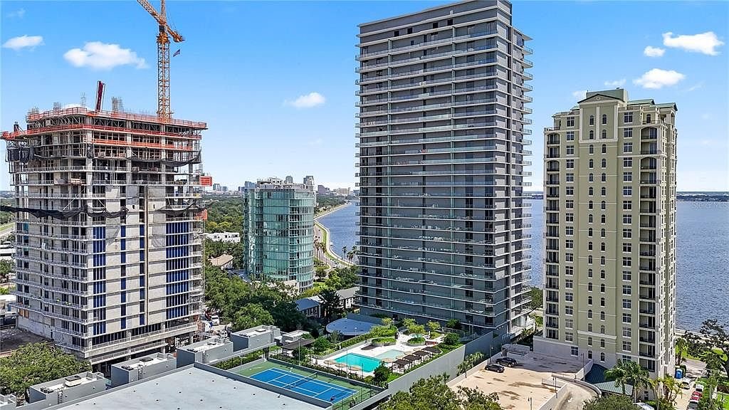 Half-floor penthouse with bay terrace
