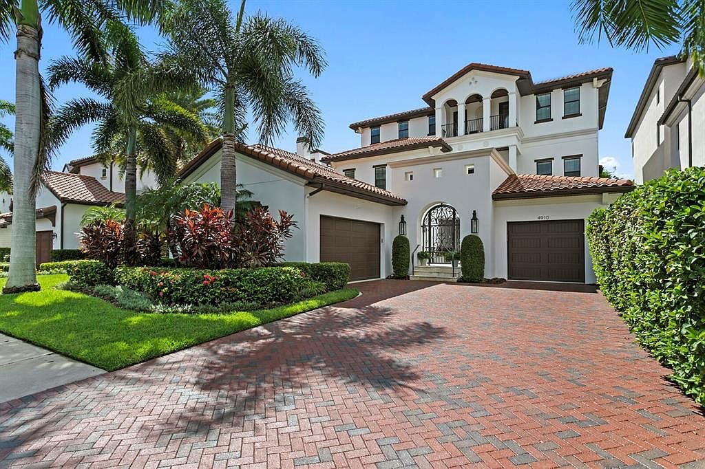 Bayfront villa with guest suite