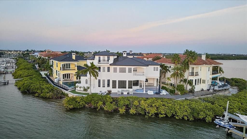 Point-lot estate on open water