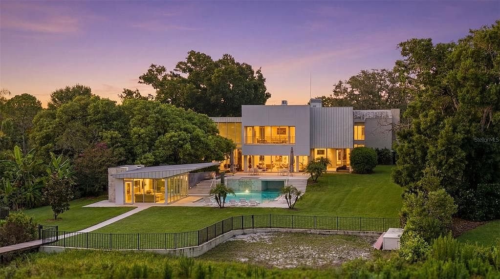 Lake estate with golf, cinema and pickleball